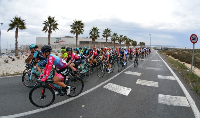 La imagen tiene un atributo ALT vacío; su nombre de archivo es 220205-El-peloton-durante-la-prueba.jpeg